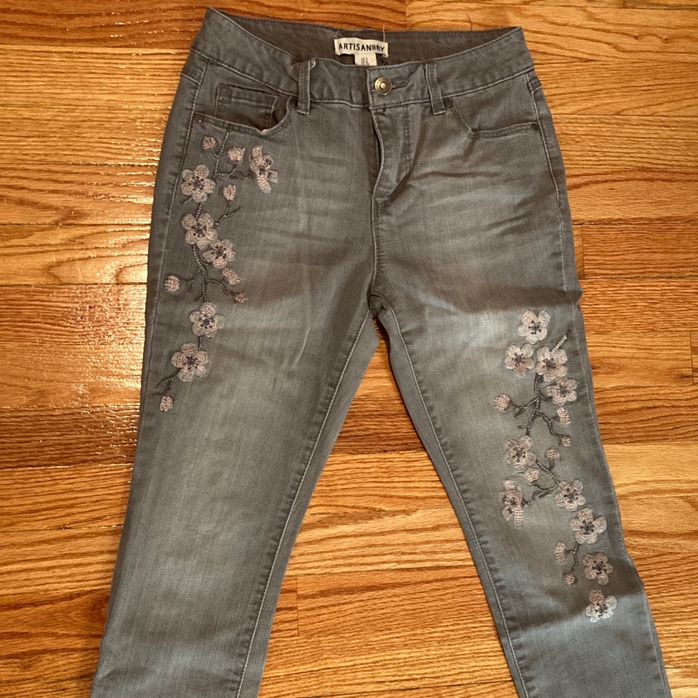 Artisan NY Gray Jeans with Floral Embroidery size 4